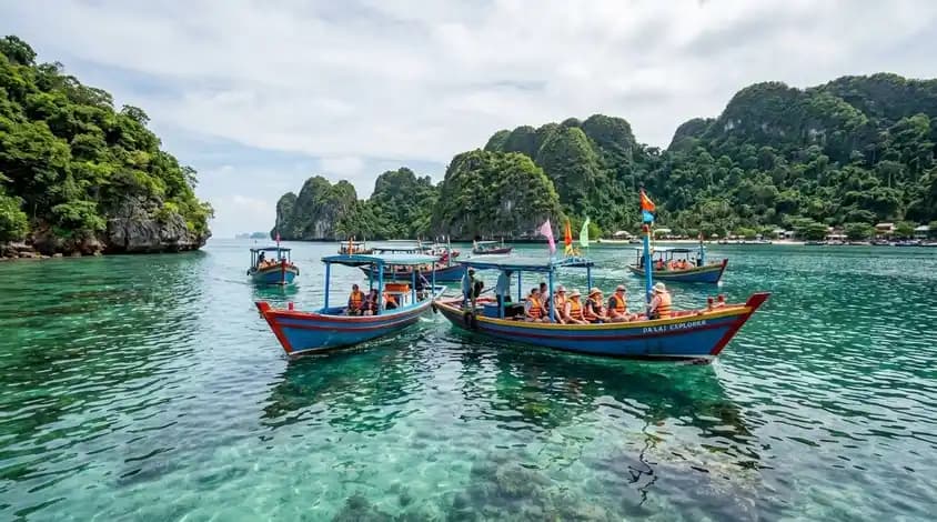 Group island hopping tour