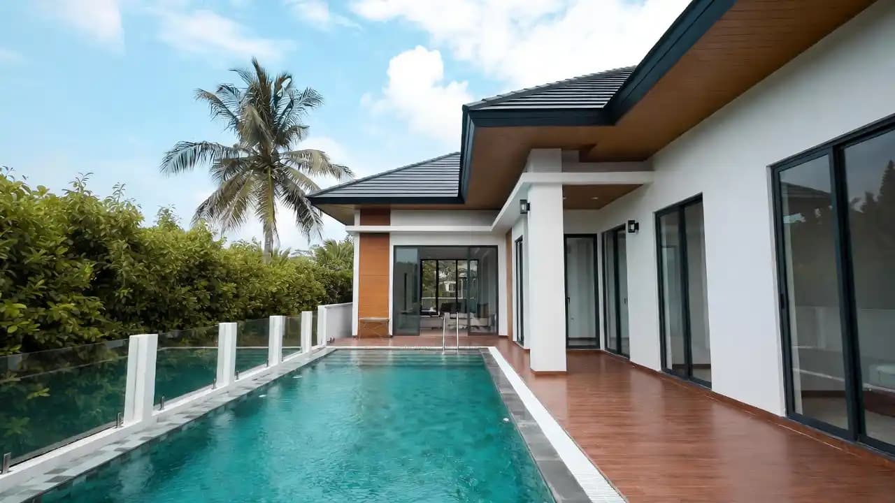 Villa with pool near Long Beach